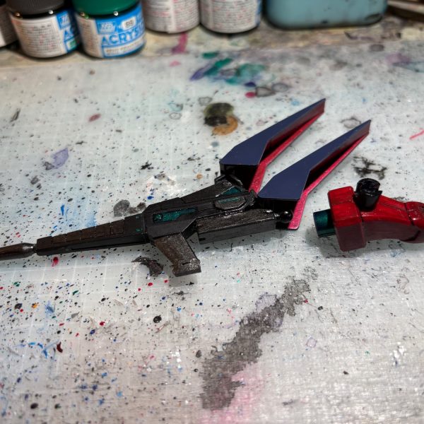 バウンド・ドックのスカートにナラティブガンダムｂ装備を正面に接着、サイコミューキャプチャー機能を装備、左右中央に余剰ＰＣジョイントを埋込、ティターンズ開発のコンポジットシールドブースターを装備、左右後方にはボールジョイントと３㎜軸パーツを挟み込むように取付、バイアラン余剰パーツのブースターを装備させた。右手手首部にボールジョイントを取付ライフルを装着（ライフルの持ち手を切断、ボールジョイントへ変更）、バイアランの脇につけるスラスターを稼働シールドとして装備、フレキシブルに可動するようにした。（3枚目）