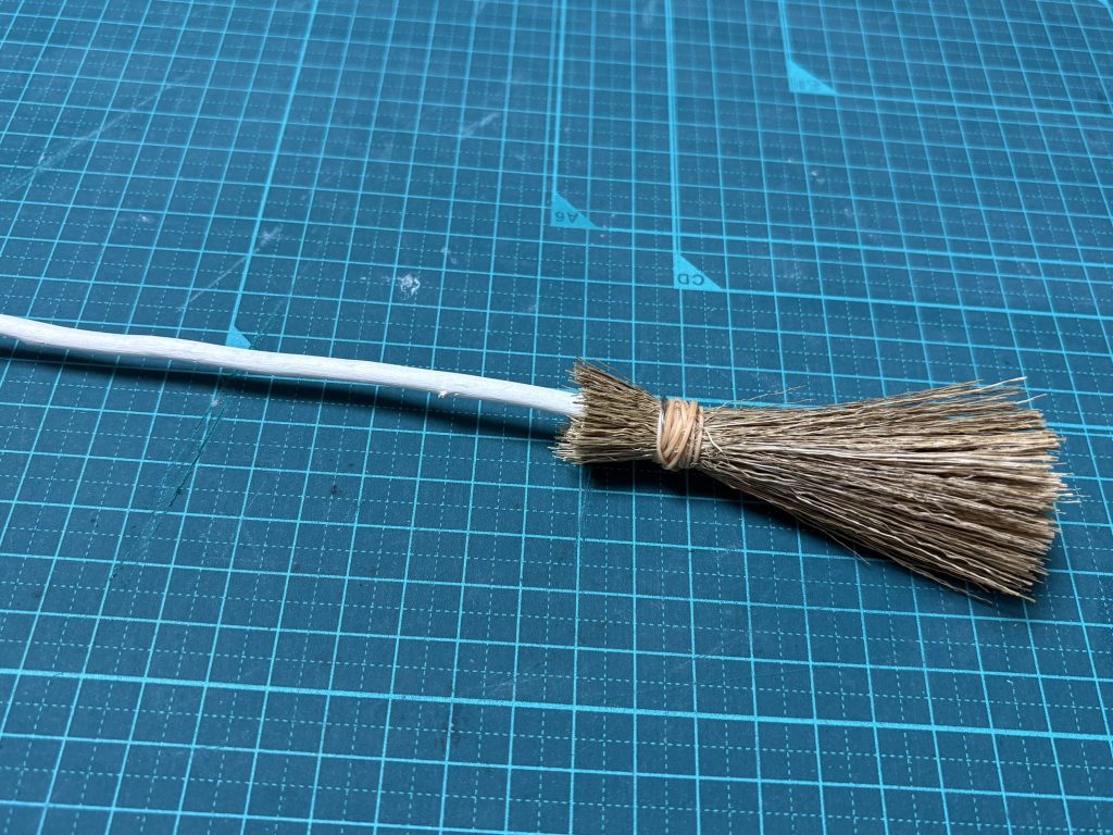箒。(最後に輪ゴム部分の塗装と枝にニス塗布しています)