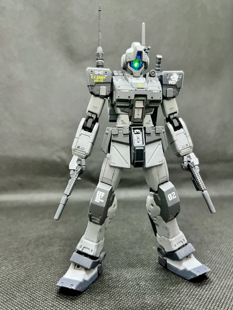 頭部カメラアイはビット・トレード・ワン製の磁石スイッチ付きLEDモジュールを使用。基盤をバックパックに仕込み、リード線を頭部まで誘導し、カメラ部分をくりぬいてLEDをセット。磁石を近づけるだけでビコーン(点灯)します