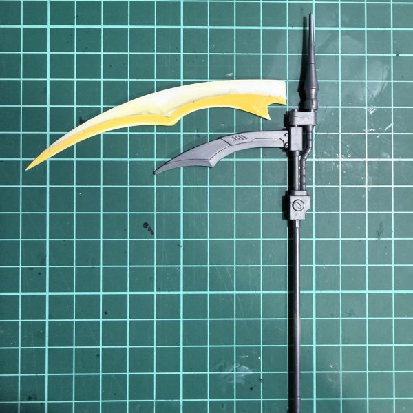 フォビドゥンだいぶ進んだので途中経過を投稿鎌を大型化、柄も長くしました。持たせると刃が下を向いてしまうので、フルメカを参考に柄に突起をつけました。インジャ二式とマイフリのパーツでミキシング。フルメカを参考に頭を胸部に下げるギミック仕込みました。肩周りはボールジョイントにして可動域アップ&nbsp;（3枚目）