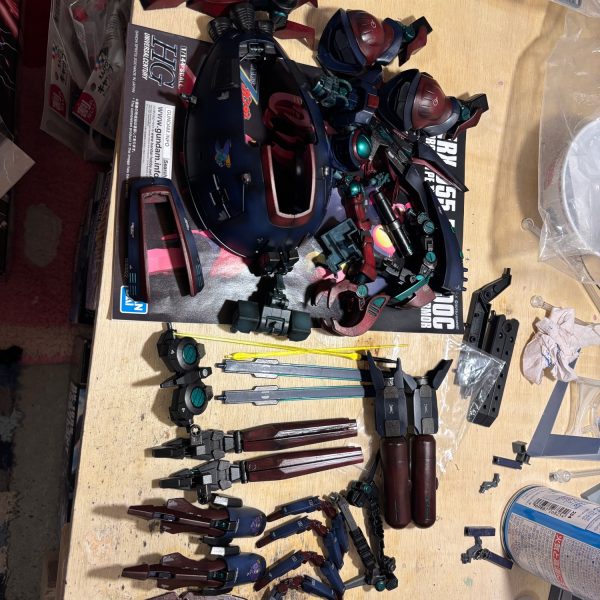 バウンド・ドックのスカートにナラティブガンダムｂ装備を正面に接着、サイコミューキャプチャー機能を装備、左右中央に余剰ＰＣジョイントを埋込、ティターンズ開発のコンポジットシールドブースターを装備、左右後方にはボールジョイントと３㎜軸パーツを挟み込むように取付、バイアラン余剰パーツのブースターを装備させた。右手手首部にボールジョイントを取付ライフルを装着（ライフルの持ち手を切断、ボールジョイントへ変更）、バイアランの脇につけるスラスターを稼働シールドとして装備、フレキシブルに可動するようにした。（4枚目）