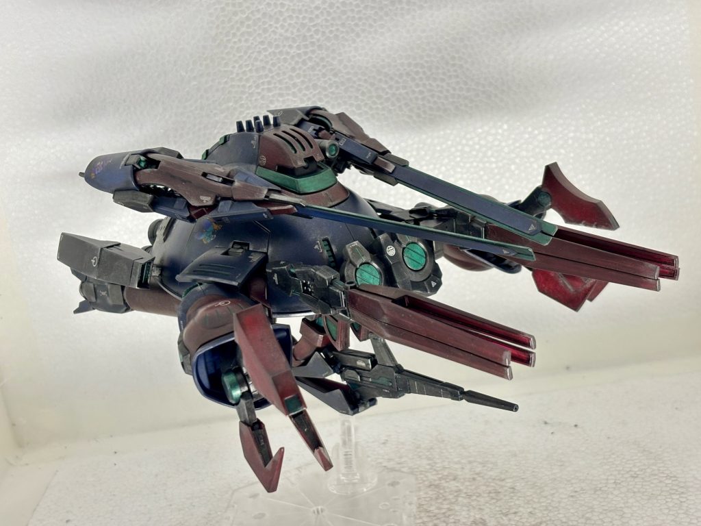 UC0099、宇宙世紀100年をまじかに迎える人類ではあったが、ラプラス事変を経ても、人の革新や未来への希望を体現されることは無かった。そんな混とんとした世界を、シーマ達はしたたかに生き抜いてきた。そんな時異変が起きる。シナンジュTYPE-Fに乗るリサは精神的なプレッシャーを受けていた。「重力の呪縛から人類を開放しろ。スペースノイドとニュータイプの革新で地球を冷やすのだ・・・」その声はかつてのシャア・アズナブル・・・いや、フル・フロンタルのものであった。ただの器だったフロンタルは、ラプラス事変の中、自我を持つにいたりながら息絶えたのである。フロンタルを支配していたシャアの残留思念はアムロとララァのもとへ・・・しかし、フロンタルの自我は、残留思念となって漂い、シナンジュを通してリサを苦しめるのであった。