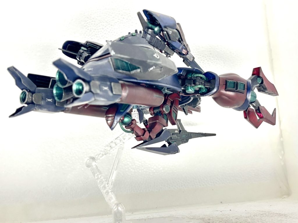 シーマとリサはとある辺境のコロニーに向かった。危険視されていたサイコフレームを秘密裏に横流しする組織と接触するためである。だが、サイコフレームとシナンジュが過剰に呼応し、リサを取り込むように飛び立ち姿を消したのである。シナンジュとリサはある寺院に不時着する。負傷をしたリサを救ったのは剃髪をした青年だった、寺院で修業をする青年は心酔していた人物の死を受け入れるため、その躯を荼毘に付し、自ら出家し、過去の業と向き合い供養の日々を過ごしていた。その青年は、リサの搭乗するシナンジュを見て思わず「大佐・・・」とつぶやく。リサの苦しみを聞いた青年は、自ら供養する人物が、残留思念として存在することへの郷愁と、それを認めてしまうと慕い憧れた人の魂のやすらぎはおとずれないこととの狭間に立たされる。