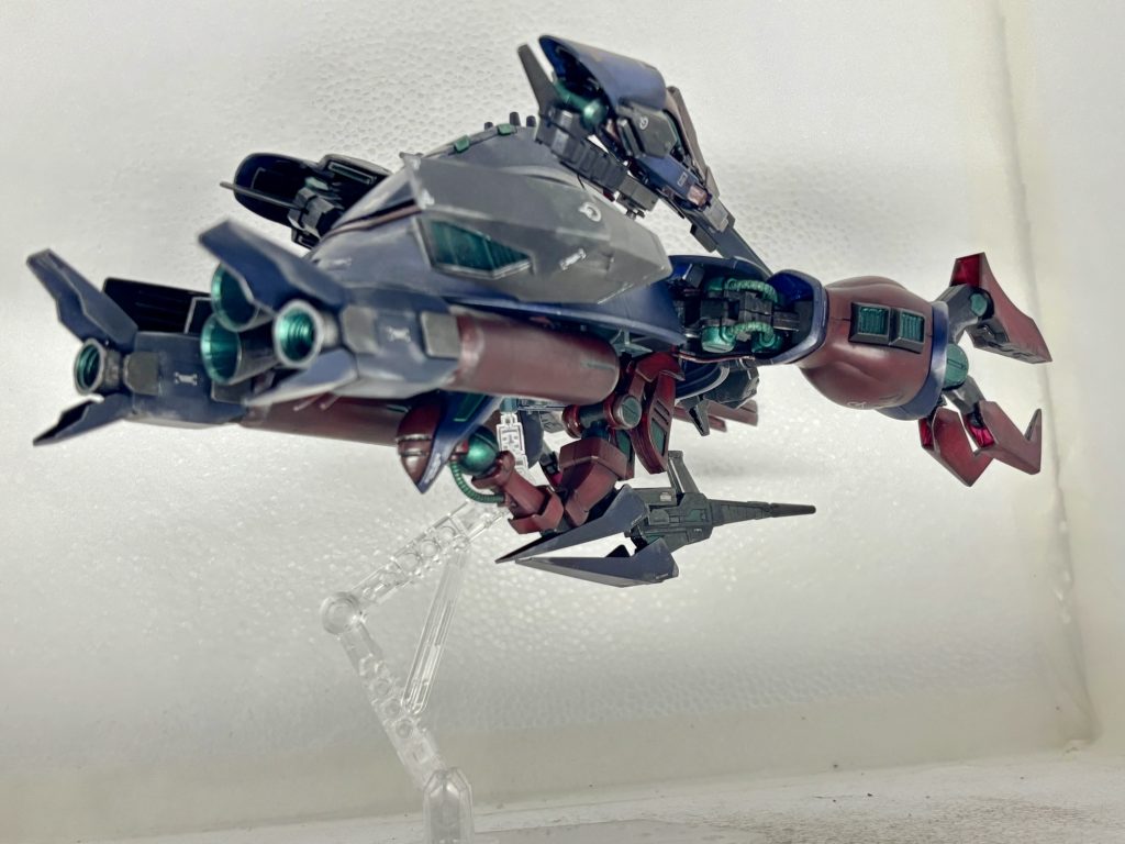 シーマとリサはとある辺境のコロニーに向かった。危険視されていたサイコフレームを秘密裏に横流しする組織と接触するためである。だが、サイコフレームとシナンジュが過剰に呼応し、リサを取り込むように飛び立ち姿を消したのである。シナンジュとリサはある寺院に不時着する。負傷をしたリサを救ったのは剃髪をした青年だった、寺院で修業をする青年は心酔していた人物の死を受け入れるため、その躯を荼毘に付し、自ら出家し、過去の業と向き合い供養の日々を過ごしていた。その青年は、リサの搭乗するシナンジュを見て思わず「大佐・・・」とつぶやく。リサの苦しみを聞いた青年は、自ら供養する人物が、残留思念として存在することへの郷愁と、それを認めてしまうと慕い憧れた人の魂のやすらぎはおとずれないこととの狭間に立たされる。