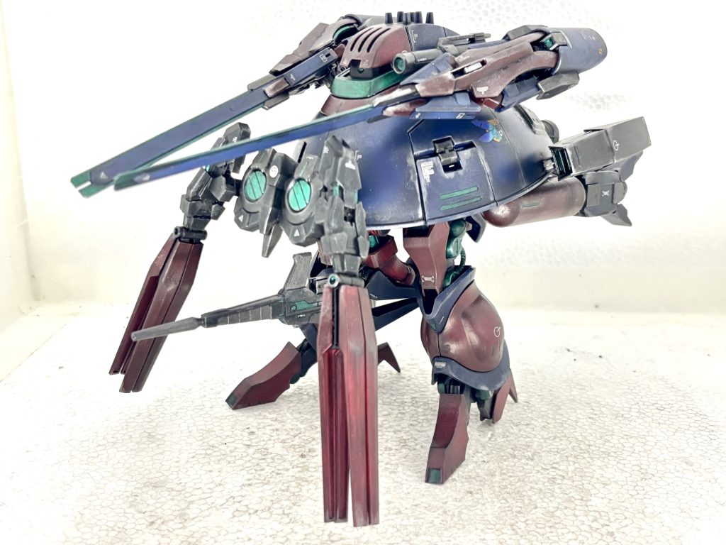 青年は寺院の高僧に判断を求めた。だが高僧は答えを示さなかった。ただ一言、「自らの狂気と闇の捕らわれるな、思うままに行きなさい。」享受を受けた青年はリサに静かにささやく、「私の名はアンジェロザウパー、亡きフル・フロンタルの安らぎのために、あなたに就いてゆきます。」アンジェロに与えられたのは、簡易サイコフレームを増加武装や本体可動部などに施されたバウンド・ドックであった。当初の設計は敵ニュータイプのサイコキャンセラー（簡易NT-D）システムとして設計されたが、アンジェロが登場することでリサ（シナンジュ）に向かうフロンタルの残留思念やNT能力者の思念を自らに向けるための機体として運用された。いわば「思念のおとり」となったバウンド・ドックと共にNT能力を持たないアンジェロは、フロンタルの残留思念を沈め、自らの闇や業を振り払えるのだろうか・・・以上　妄想終了。MA形態と格納形態（ガウォーク形態）。