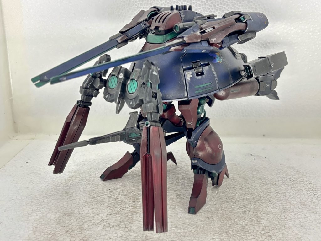 青年は寺院の高僧に判断を求めた。だが高僧は答えを示さなかった。ただ一言、「自らの狂気と闇の捕らわれるな、思うままに行きなさい。」享受を受けた青年はリサに静かにささやく、「私の名はアンジェロザウパー、亡きフル・フロンタルの安らぎのために、あなたに就いてゆきます。」アンジェロに与えられたのは、簡易サイコフレームを増加武装や本体可動部などに施されたバウンド・ドックであった。当初の設計は敵ニュータイプのサイコキャンセラー(簡易NT-D)システムとして設計されたが、アンジェロが登場することでリサ(シナンジュ)に向かうフロンタルの残留思念やNT能力者の思念を自らに向けるための機体として運用された。いわば「思念のおとり」となったバウンド・ドックと共にNT能力を持たないアンジェロは、フロンタルの残留思念を沈め、自らの闇や業を振り払えるのだろうか・・・以上 妄想終了。MA形態と格納形態(ガウォーク形態)。