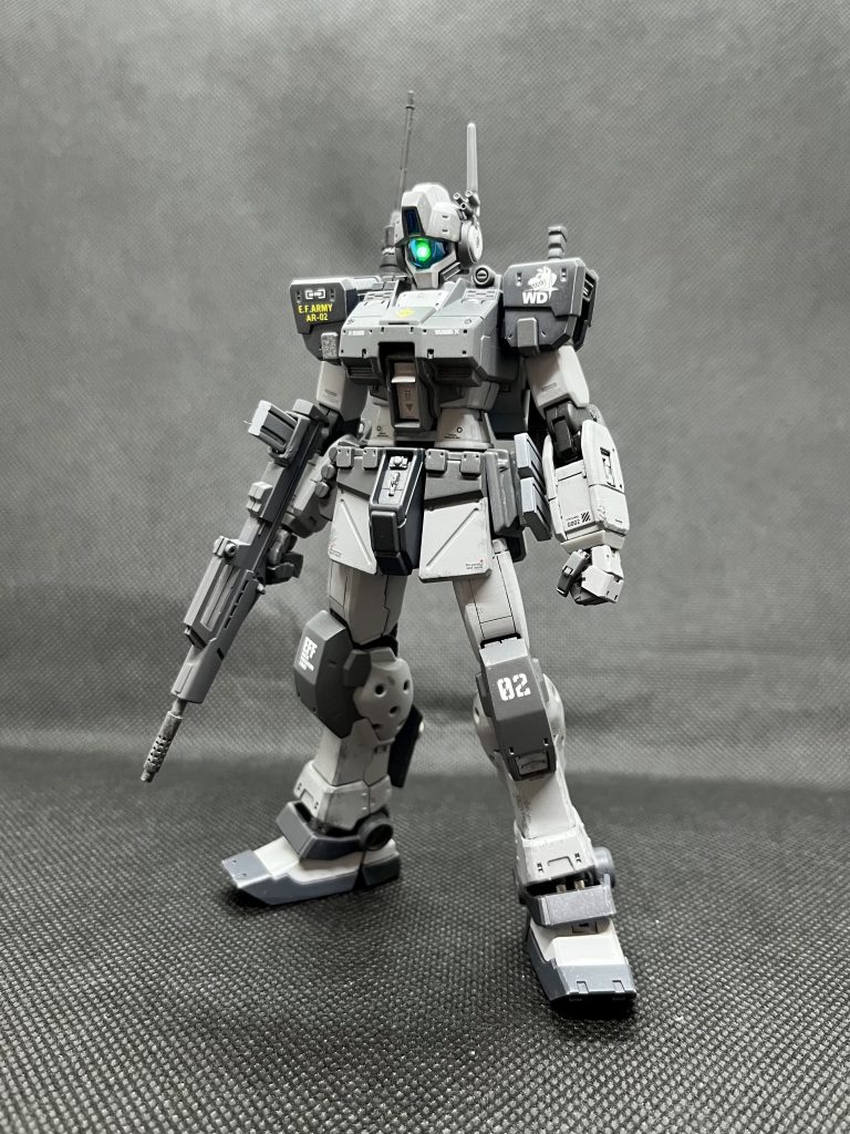 ジムキャノンⅡのマシンガンを持たせました。左の腰には予備マガジンも付けました。これで撃ち合いになっても安心です。