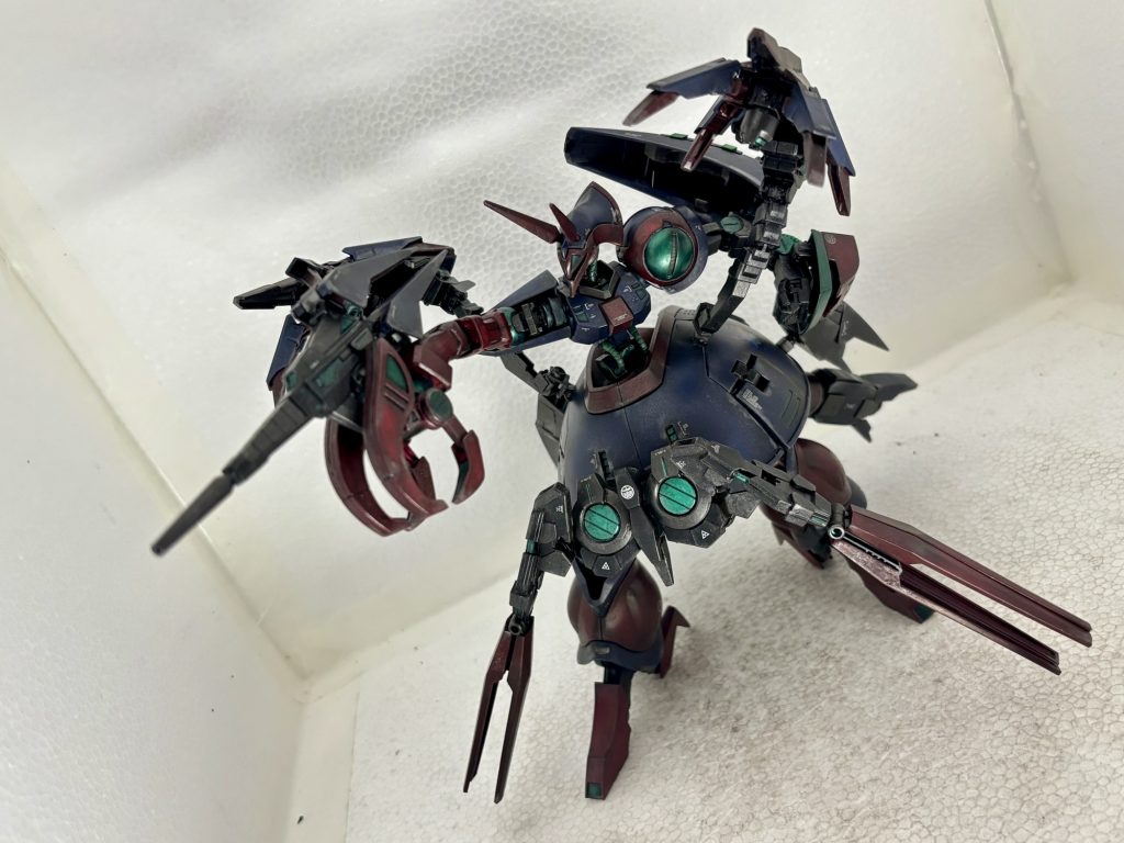 ライフル構え。ライフルは右手首のボールジョイントでフレキシブルに可動。小型シールドも付属。コンポジットシールドブースターはインコム武装仕様。かつてのローゼンズールと類似した武装はアンジェロと相性が良い。