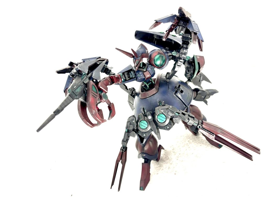 ライフル構え。ライフルは右手首のボールジョイントでフレキシブルに可動。小型シールドも付属。コンポジットシールドブースターはインコム武装仕様。かつてのローゼンズールと類似した武装はアンジェロと相性が良い。