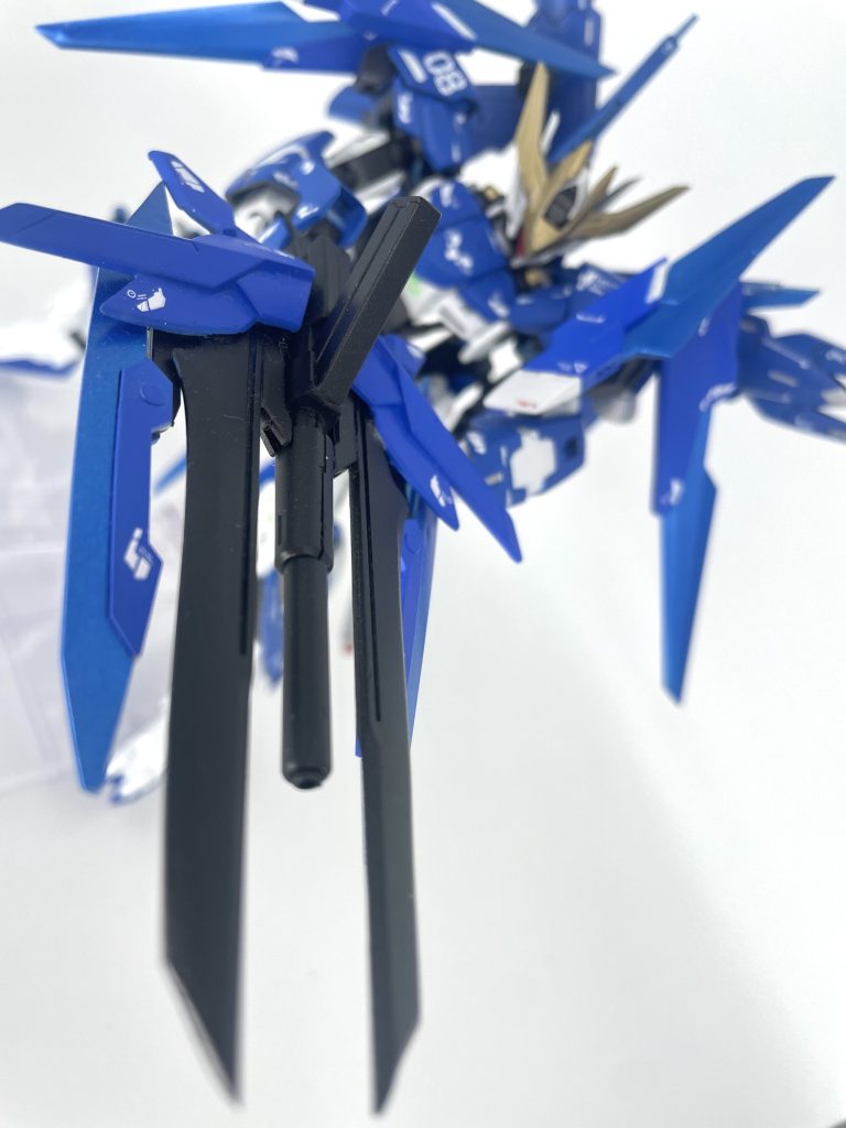 シータエッジ改弐フィフスエッジからファンネルと同様のクリアパーツを刃として追加。より威力の増した一撃は、初代レジリエンサーに迫るほど。そして、ガンモードを搭載したことで距離を問わずに戦える万能武装となった。