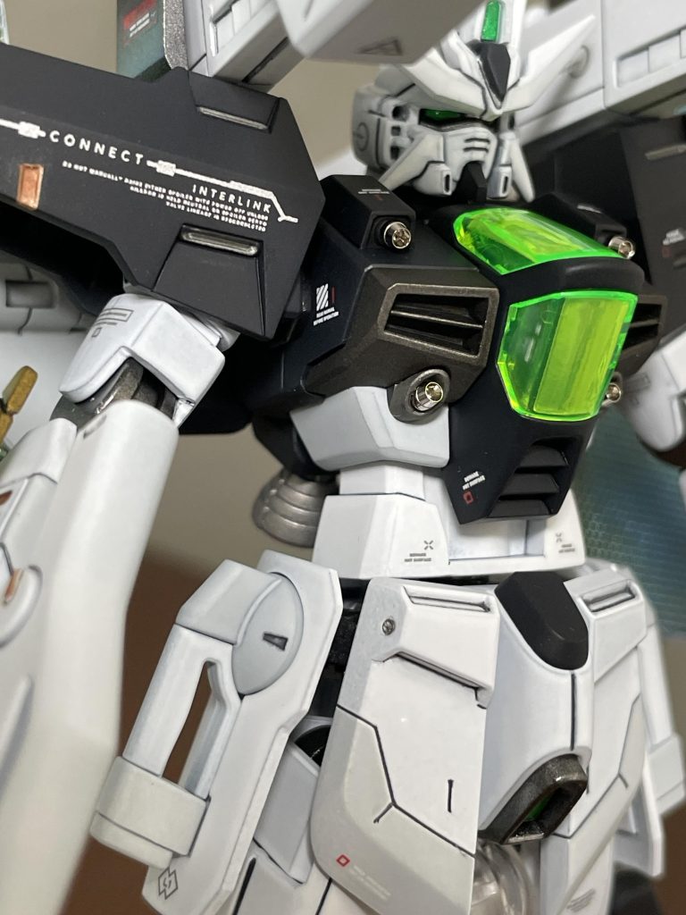 胸部バルカンはハイキューパーツのEZ GUN MUZZLEを取り付け。