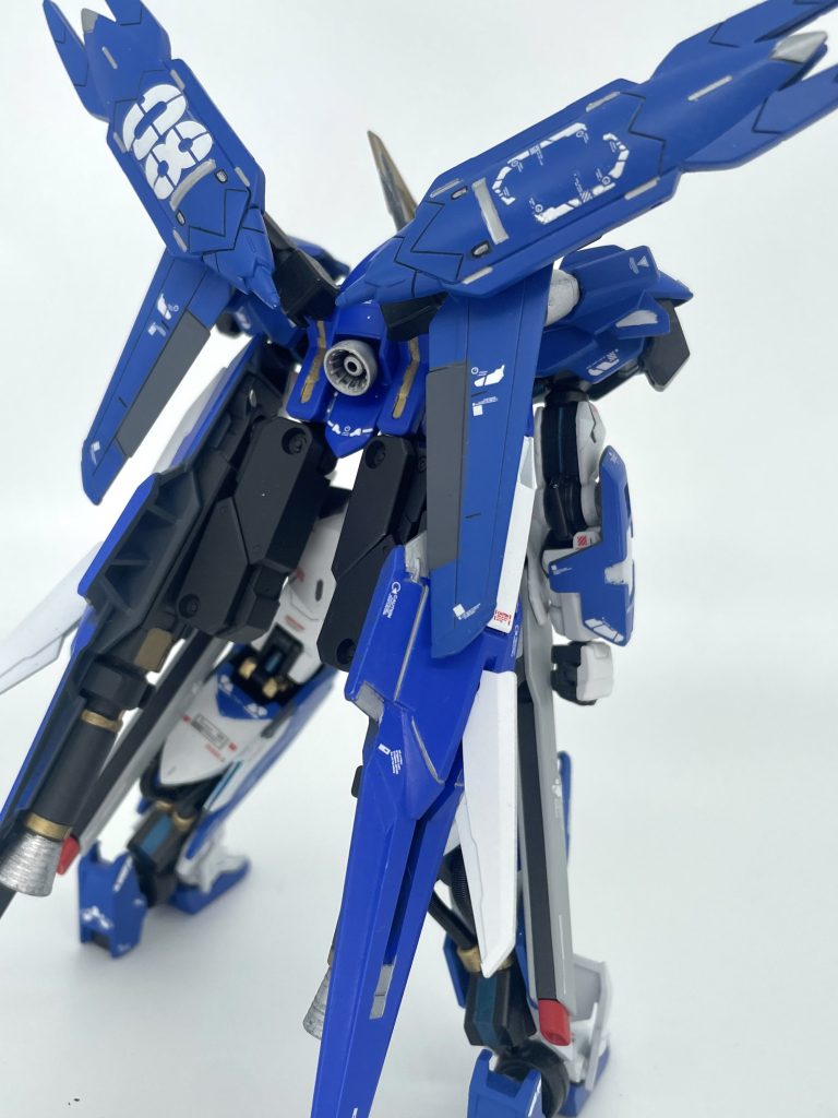 ここで、小説の展開の自語りをば。少しネガティブっぽいのでご注意ください。一応のネタバレ配慮の空白を添えて。 原作キャラ、ビルドダイバーズの登場を作品最高潮の盛り上がりとする中、その締めをオリキャラに任せるはどうなの?と投稿するまでかなり迷いました。(辛辣ですまんな、ハルマ)カタルシス的には、マサキさんとクアドルンの再会や、原作の台詞で十分ですし。順番を入れ替えることも考えましたが、どうにも上手くいかず……結局はあの展開に落ち着きました。他人の創作に乗っかった二次創作畑の人間としては、彼を登場させるべきではないのです。ですが、キャラクターをその世界に生きる住人だと捉えた際に、ハルマが戦おうとしないのはそれもまた違うなと思いました。だって、彼はその前の描写で運営にお願いされてシンラを探してるんだぜ?エルドラに行ってるの気付きませんでしたじゃ、GBN運営もハルマもバカじゃん。いやまぁハルマはバカでもいいかもしれないけれど、運営は違うじゃん。カツラギさんとかファンの評価は低いけど、僕個人の評価はめちゃくちゃ高いです。なんなら好きまである。突然のオタク語りをしてしまいましたが、何を主張したいのかというと、僕が二次創作を構築した時点で原作オリジナル関係なく、彼らはその世界の住人として繋がり合っていると言うことです。そうであるならば、原作キャラ、オリキャラが対等ではないという価値観は、それもまた僕が嫌うご都合主義に他ならないのではないかと……勿論、高いレベルと熱意で作品を作る、作ろうと努力した上で、ですが。だからこそ、あの展開は作者の感情や都合よりも、キャラが一生懸命動いてくれたからだと結論づけたいのです。(自分で言ってて、少し身勝手だとは思うけどね)長文、失礼しました。