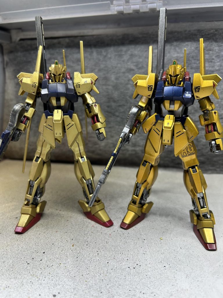 以前作った百式と並べて。サイドスカートのスラスターのおかげでスカートが広がってしまいました。百式のゴールドはどれもアリに見えてしまいます。