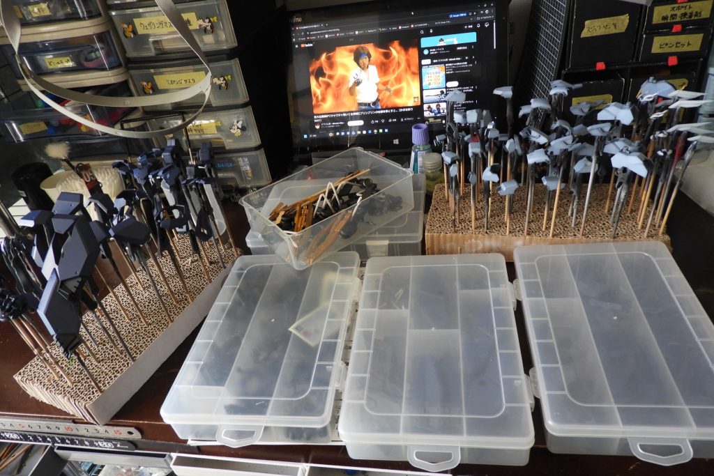 細吹きで右手中指がひん曲がってます。