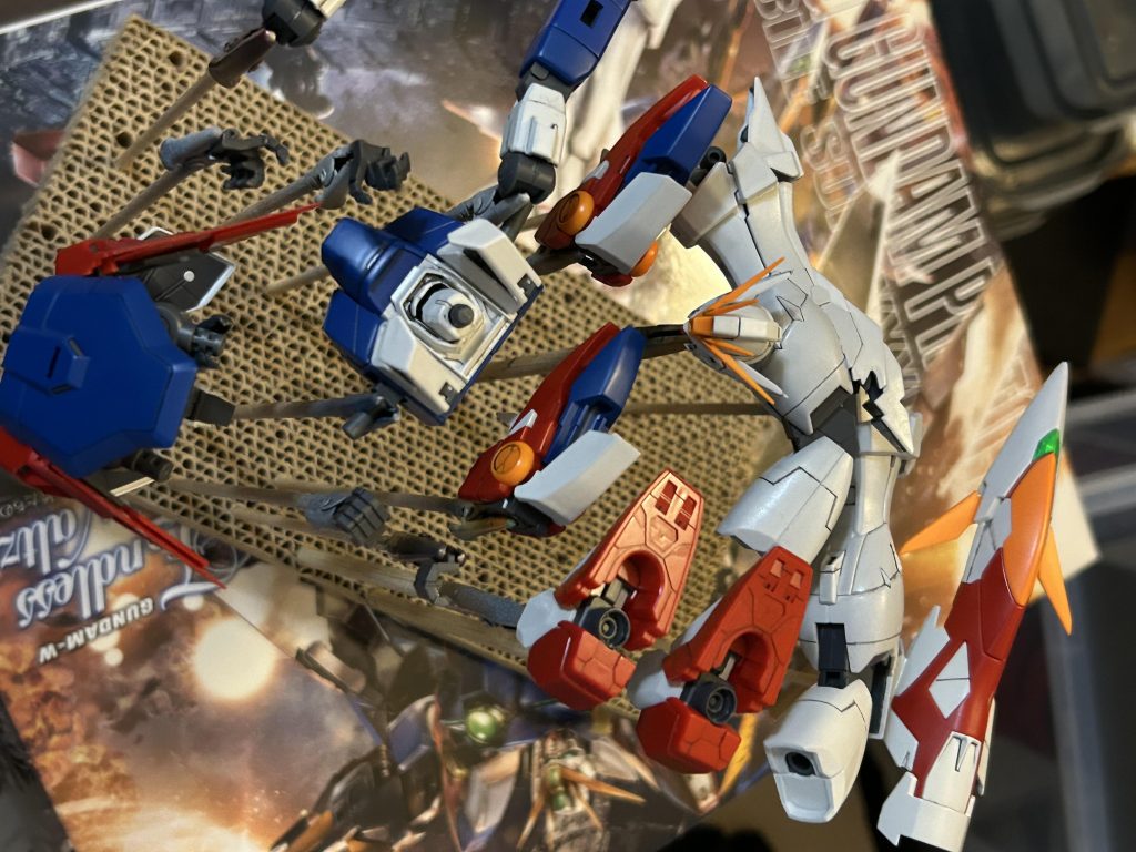 普通にベタ塗りです。ゼータブルー、ハーマンレッド、マンダリンオレンジ、グランプリホワイト、メカサフヘビーで塗ってます。