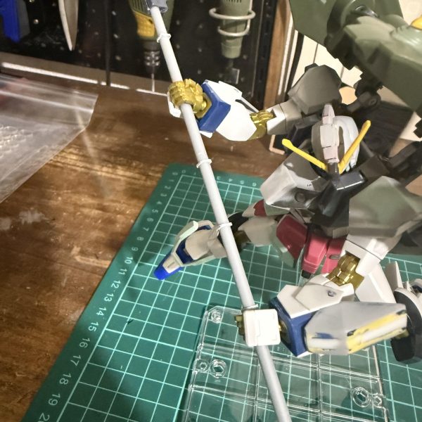 フォビドゥンだいぶ進んだので途中経過を投稿鎌を大型化、柄も長くしました。持たせると刃が下を向いてしまうので、フルメカを参考に柄に突起をつけました。インジャ二式とマイフリのパーツでミキシング。フルメカを参考に頭を胸部に下げるギミック仕込みました。肩周りはボールジョイントにして可動域アップ&nbsp;（2枚目）