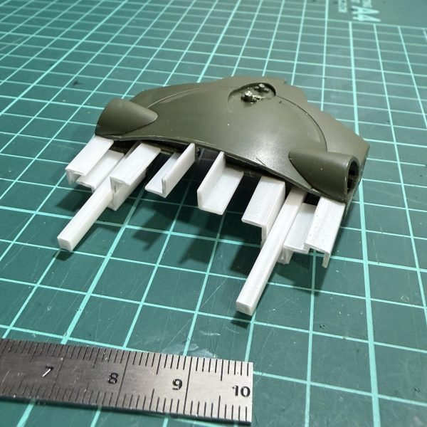 今回はバックパックの1.2㎝延長工作。真っ二つにしてからL字プラ棒とかで芯を作って接着。0.2mmのプラ板でカバーをしてからパテで整えました。（3枚目）