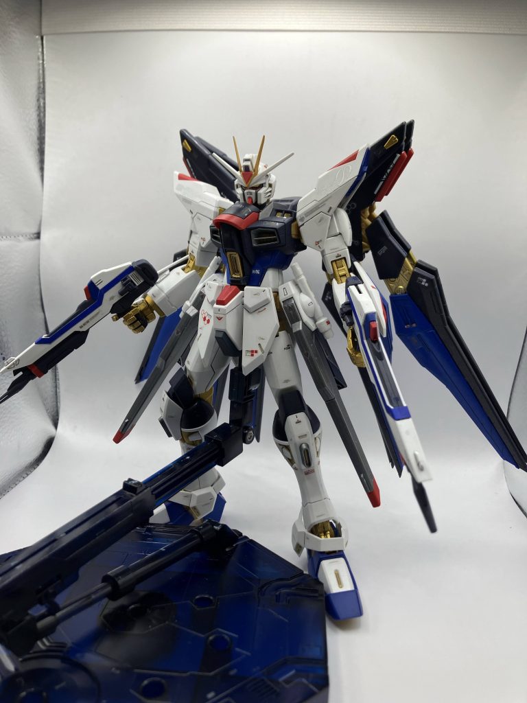 ほんといいキットだったけど、唯一難しかったのは足首の緩さ! 背中が重いので自立がなかなか大変… アクションベースが付いててよかった。何かいい方法ないかなあ…