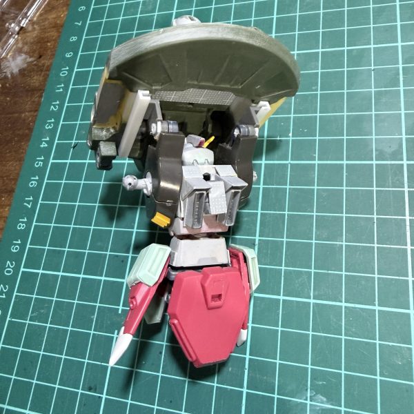 コの字プラ棒を使ってバックパックをスライド式にしました。変形時被り物（バックパック）が前方にスライドできるようにしました。（7枚目）