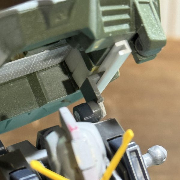 コの字プラ棒を使ってバックパックをスライド式にしました。変形時被り物（バックパック）が前方にスライドできるようにしました。（2枚目）