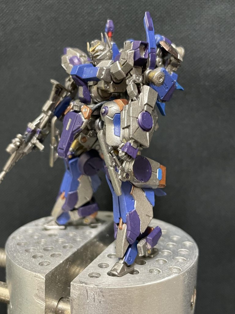 塗料はシタデルカラーです。オール筆塗りで今回はマスキングもしてませんので、ハミでまくってますね。