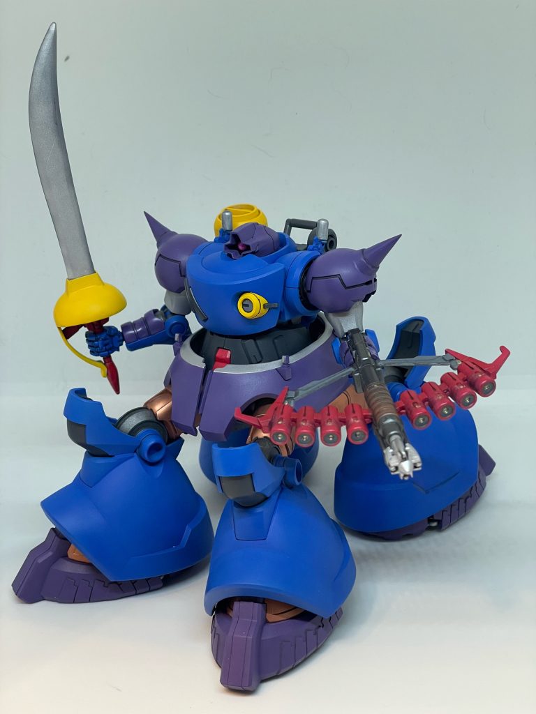 民間に払い下げられたドム。オーナーの趣味で好みの色に塗られ、装飾を施された。戦闘には全く向かないが、機動性は上昇している。