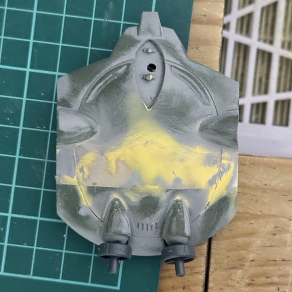 今回はバックパックの1.2㎝延長工作。真っ二つにしてからL字プラ棒とかで芯を作って接着。0.2mmのプラ板でカバーをしてからパテで整えました。（5枚目）