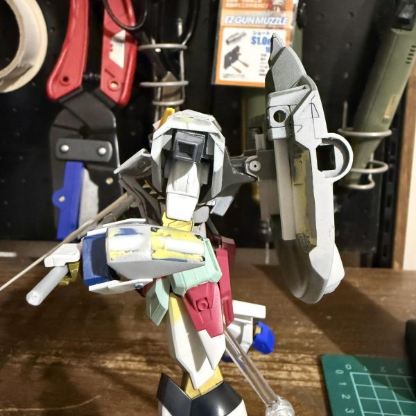 コの字プラ棒を使ってバックパックをスライド式にしました。変形時被り物（バックパック）が前方にスライドできるようにしました。（3枚目）