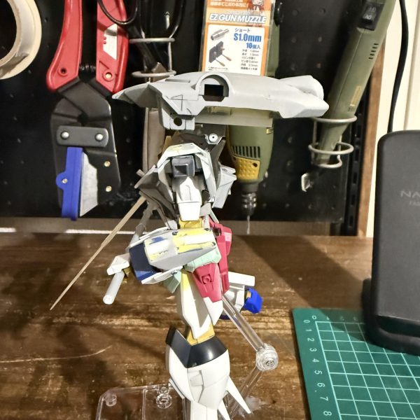 コの字プラ棒を使ってバックパックをスライド式にしました。変形時被り物（バックパック）が前方にスライドできるようにしました。（4枚目）