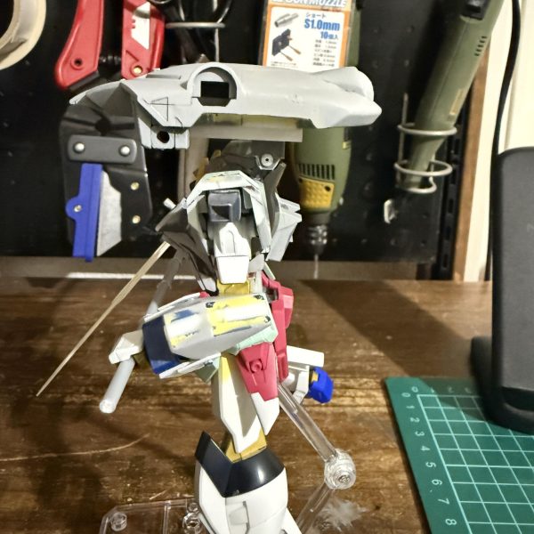 コの字プラ棒を使ってバックパックをスライド式にしました。変形時被り物（バックパック）が前方にスライドできるようにしました。（5枚目）