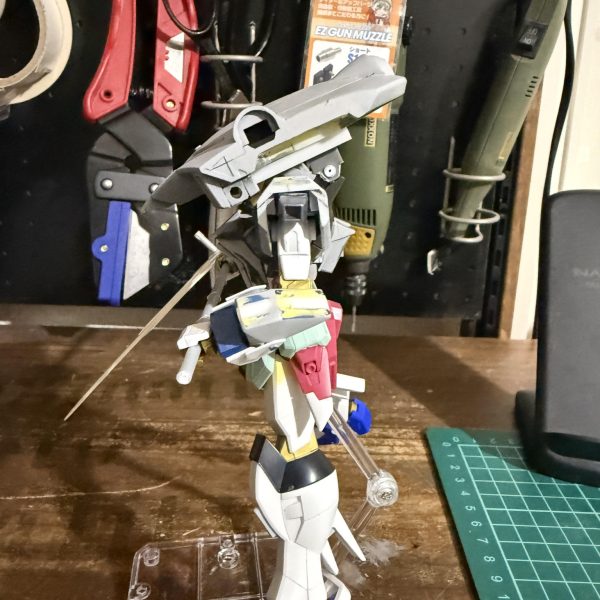 コの字プラ棒を使ってバックパックをスライド式にしました。変形時被り物（バックパック）が前方にスライドできるようにしました。（6枚目）