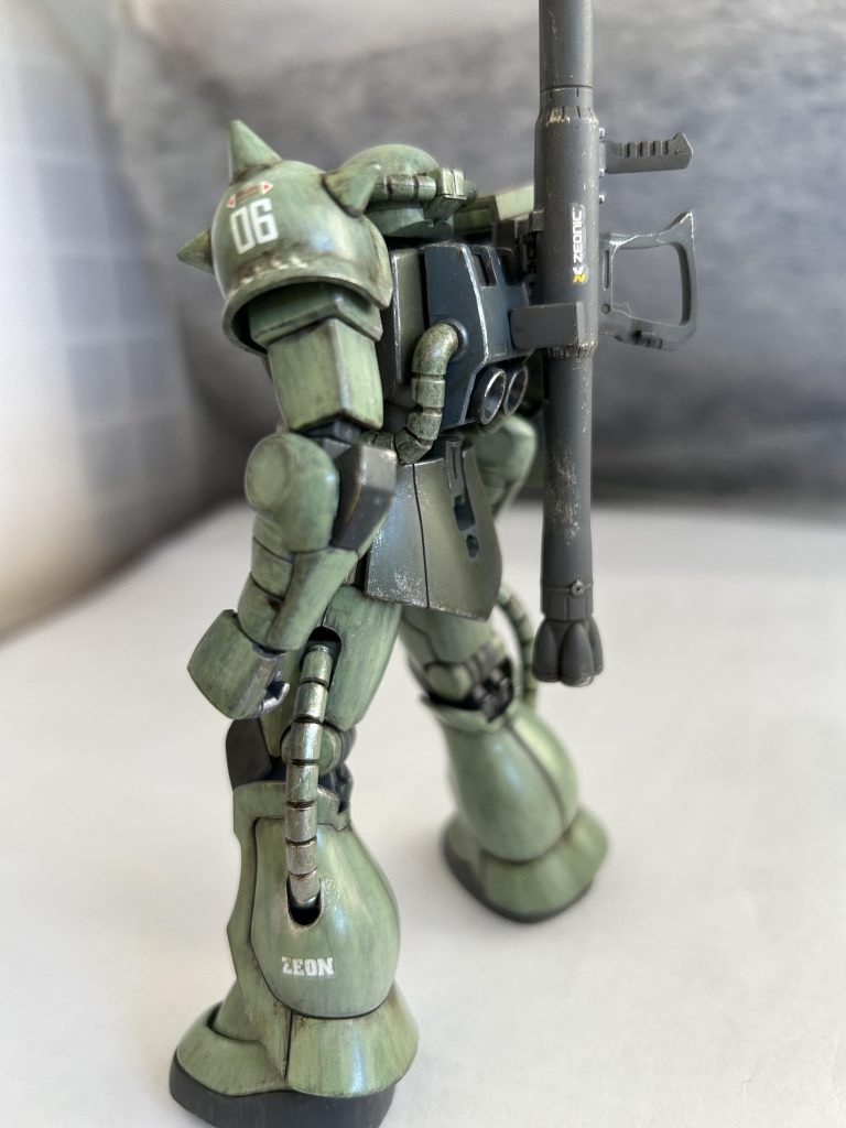 背中のバズーカは余剰パーツを切り取ってバックパックに接着しました。