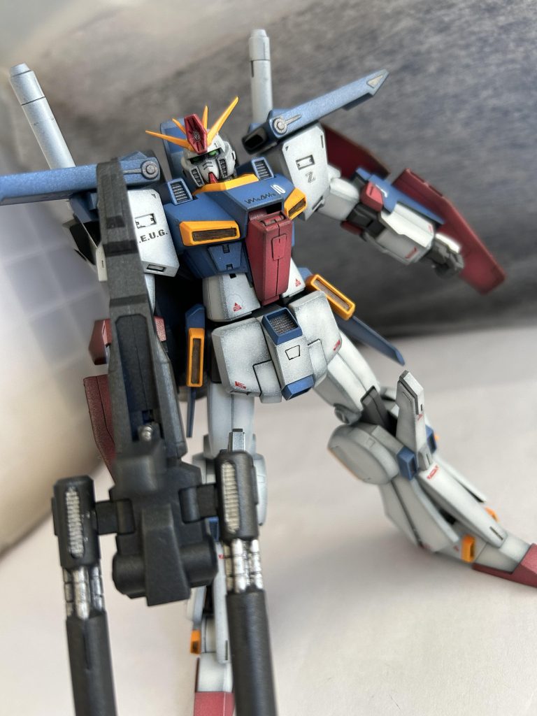 全体的に黒下地のグラデーション塗装、オレンジの部分だけ白下地で塗装しました。塗料はMr.ホビーのガンダムカラーを使用しています。ビームライフルだけ塗り分けしないで一色にしました。