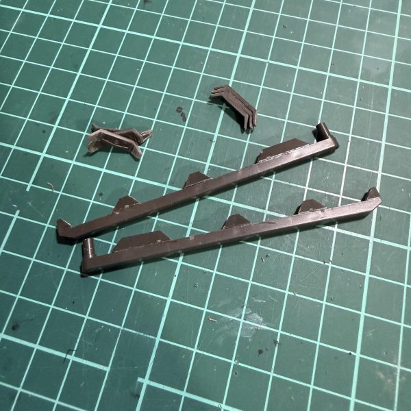 磁場発生装置を丁寧に切り出してパテで埋め。ネオジムを仕込みました。これで展開状態も再現。（2枚目）