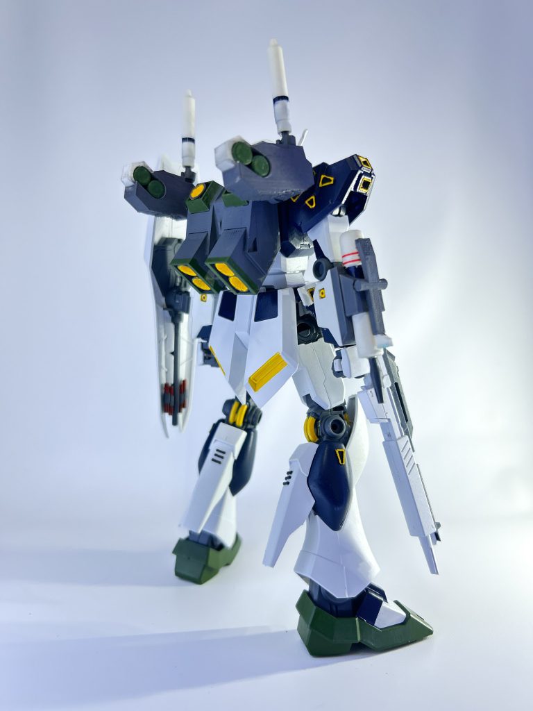 塗装は筆とガンダムマーカーです。今回はデカールも貼ろうと思ったのですが、アナハイムのデカールがなかったので、パスしました。動かすとパーツが吹き飛ぶので、ポージングは無しです笑