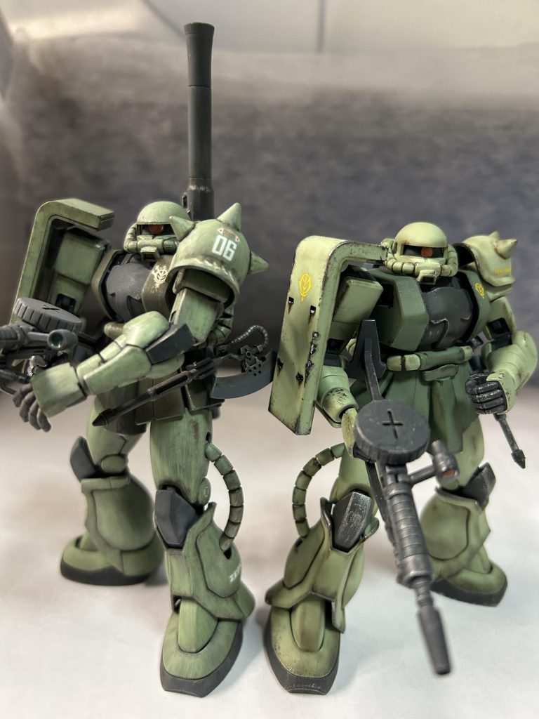 前に製作した成形色ウェザリングのザクⅡと並べてみるとまあどちらも似たような感じ。