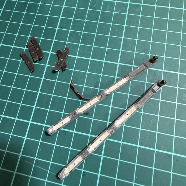 磁場発生装置を丁寧に切り出してパテで埋め。ネオジムを仕込みました。これで展開状態も再現。（3枚目）