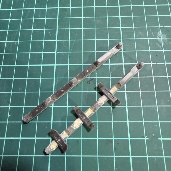 磁場発生装置を丁寧に切り出してパテで埋め。ネオジムを仕込みました。これで展開状態も再現。（4枚目）