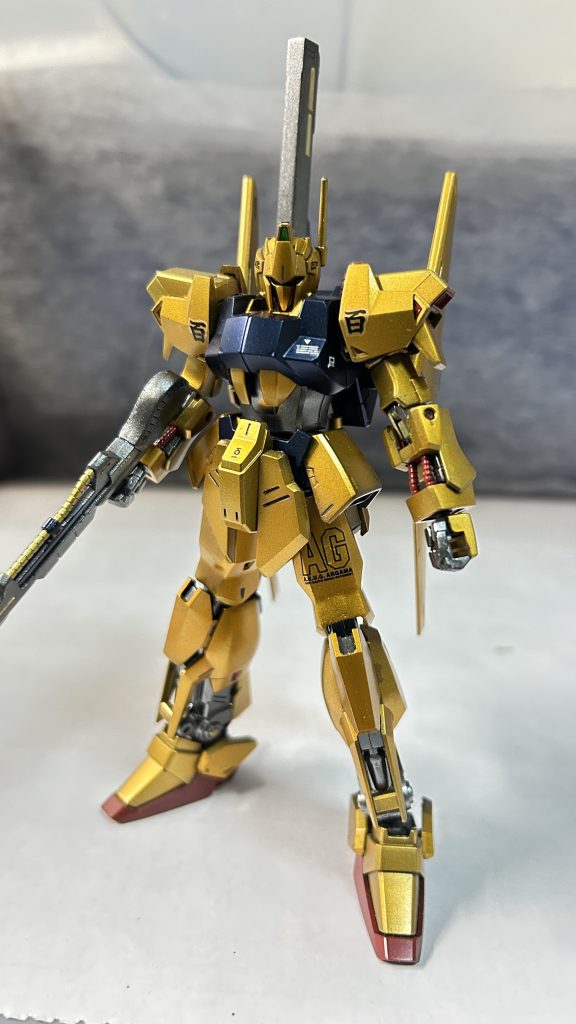 水性ホビーカラーのスーパーファインゴールドで塗装し、上にクリアオレンジを重ねました。ボディはガイアのプリズムブルーブラック、フレームはスターブライトアイアンで塗装しました。