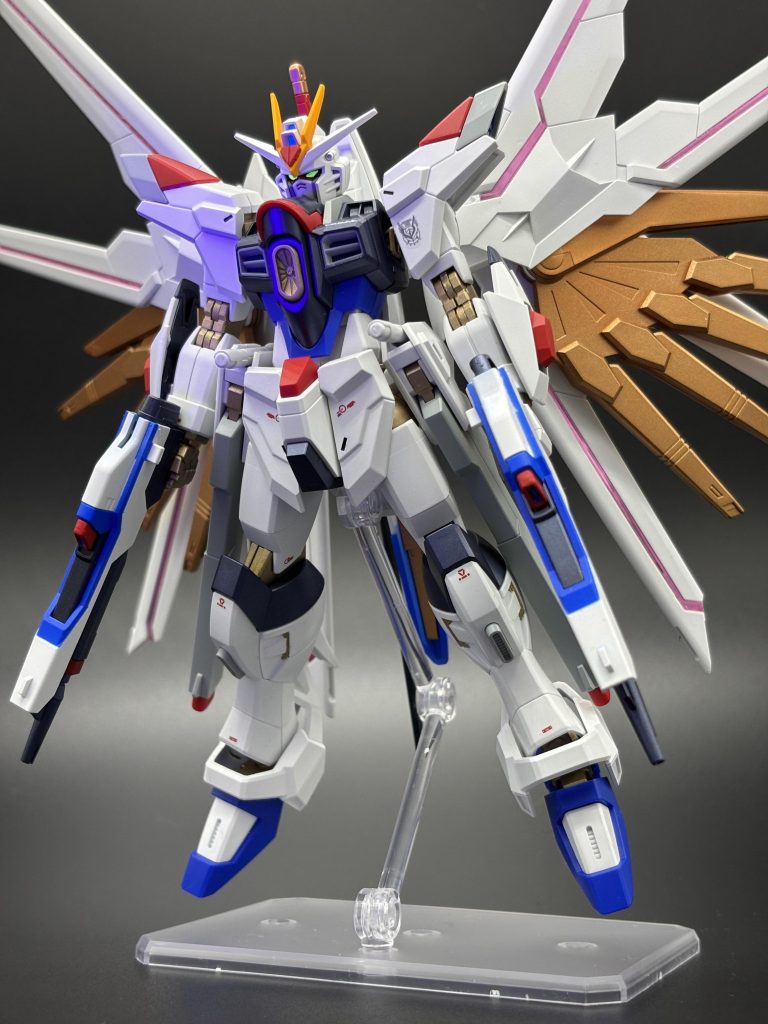 黄色を狙って蛍光イエローを塗ったけど、緑っぽく光ってしまうのは反省ポイントブラックライトで照らすと全体的に青白く光ってしまうのは仕方ないのかな、、