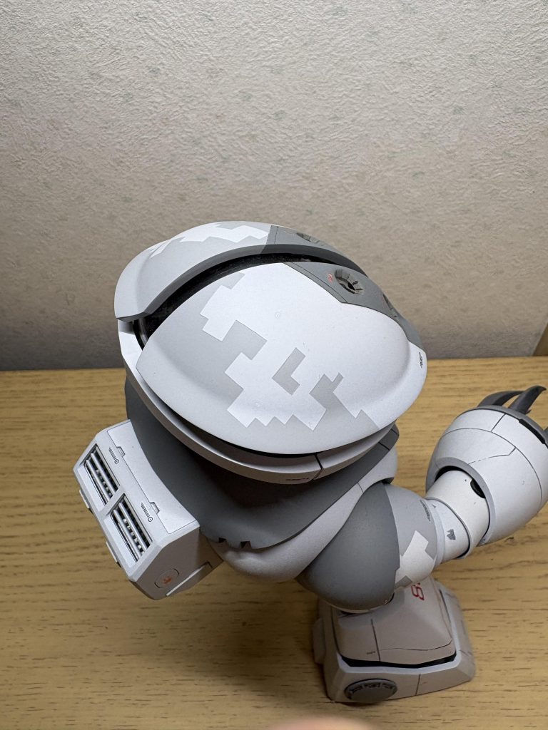 デジカモです。ウクライナで活躍しているMiG29のデジカモに触発されてこの塗装にしました。しかし…このカラーブロック、世間的には「白狼」とか「シンマツナガカラー」になるのでしょうか？w案外バランスが難しく、これ以上増やすとゴチャゴチャしそうで、ワンポイント+α程度に留めました。凄えぜ、デジカモ柄のマスキングテープ！