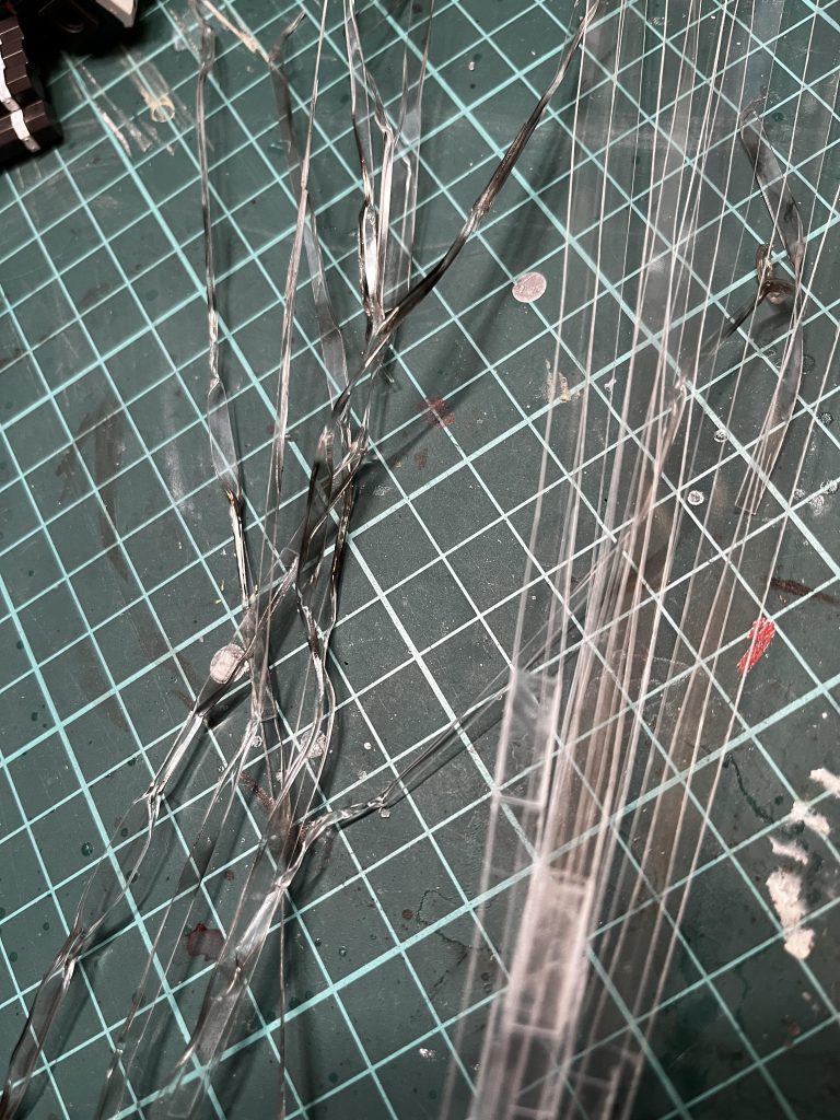 サンダーボルト宙域には稲妻が・・・プラバンをロウソクで溶かしてクリアブループラバンは120℃で溶ける。ロウソクは1000℃くらいです。練習でプラバンを燃やしたり、千切れたりして失敗を繰り返し、引退して地球でカレーの旨い喫茶店を始めたくなりましたが、持ち直してなんとか形にしました。千切れた稲妻をセメダインでくつけたらいい感じになりました。失敗が成功になるパタンですね。