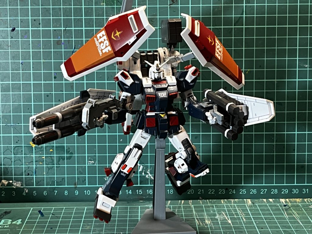 墨入れ、シール、部分塗装（ガンダムレッド、ホワイト）、半光沢トップコート。