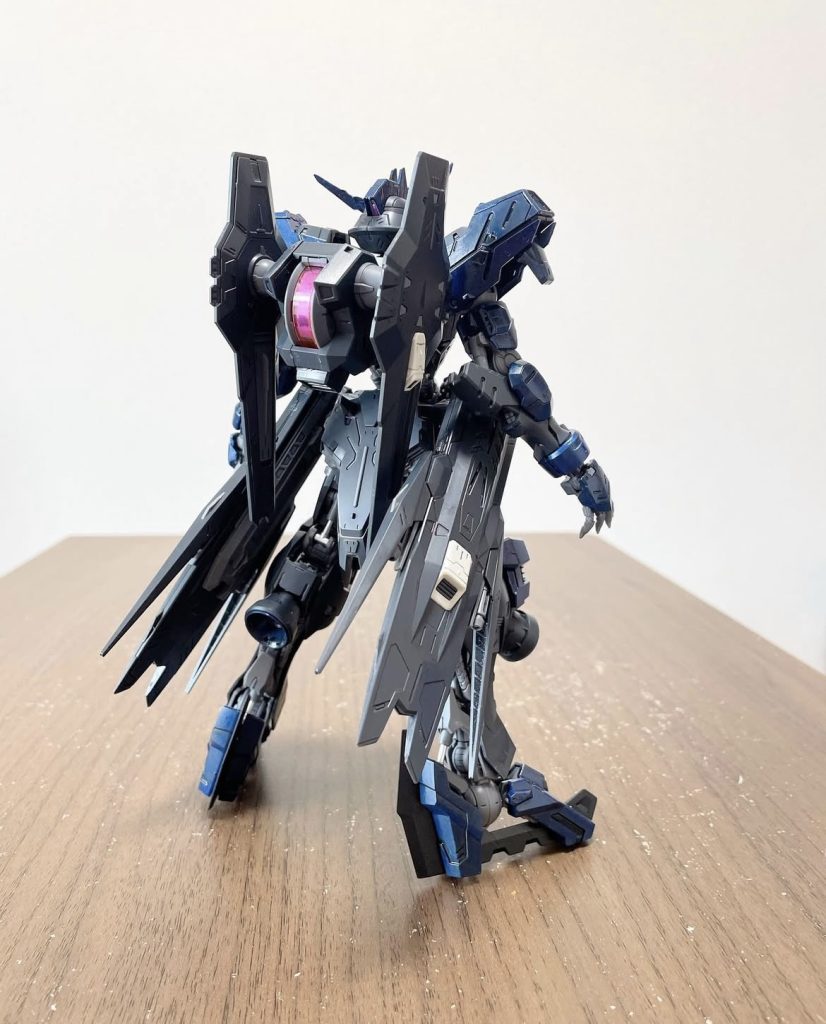 エイハブリアクターは付属のシールではなくダイソーのラピーテープを貼ってみました