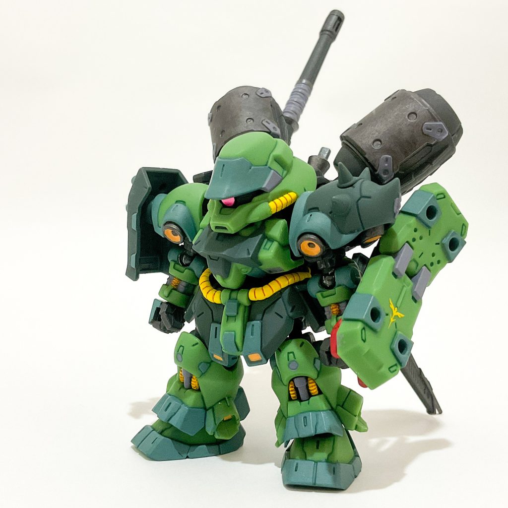 モールドがタップリのキットなのでRGっぽくしたいなぁと思い、成形色の2つのグリーンにクレオス水性ボトムズカラーのATブルーグレーと水星の魔女カラーのルブリスグレーを所どころに足しました。うん、全然RGではないですね(笑)コピックマルチライナーのオリーブでスミ入れ、ネオ・ジオンのマークはガンダムデカールのZ・ZZ汎用に収録のものを貼っていますがチョイと小さかったかも。