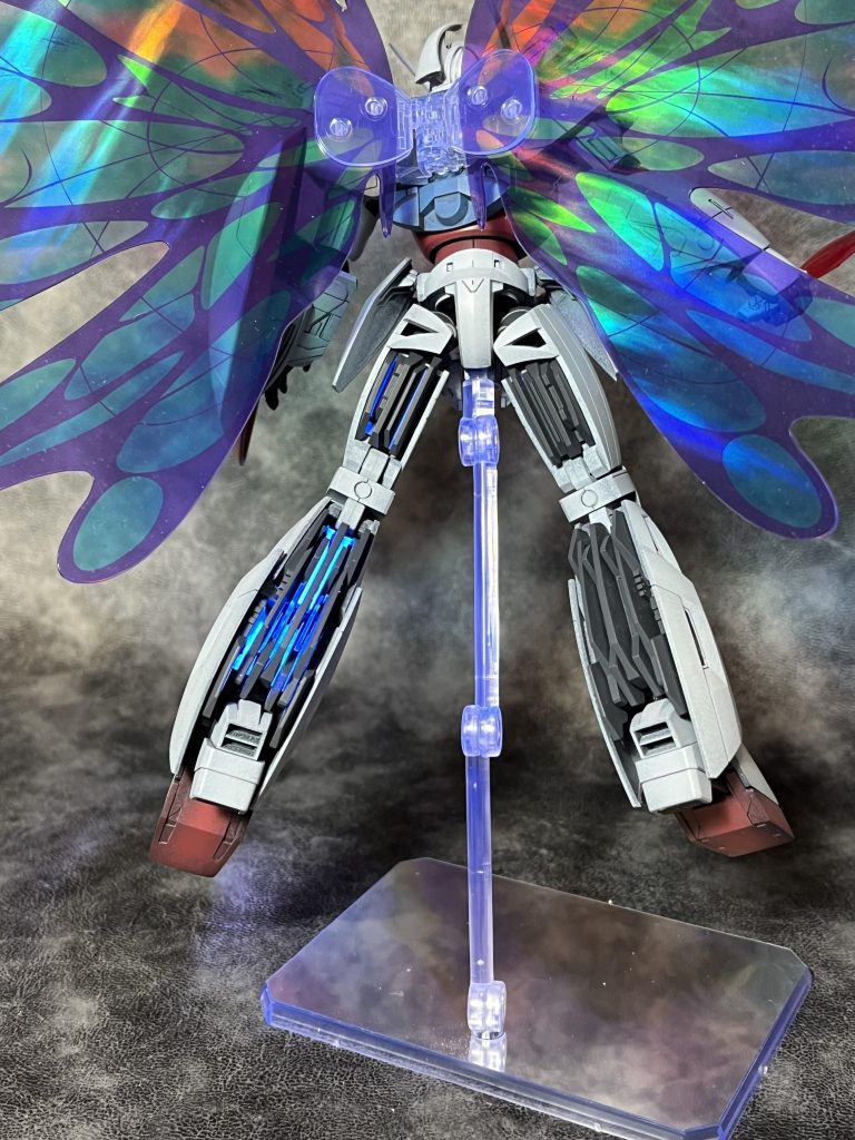 脚部裏側のスラスターの隙間に蛍光クリアを塗布してみました。ターンエーのスラスターかっこいい。