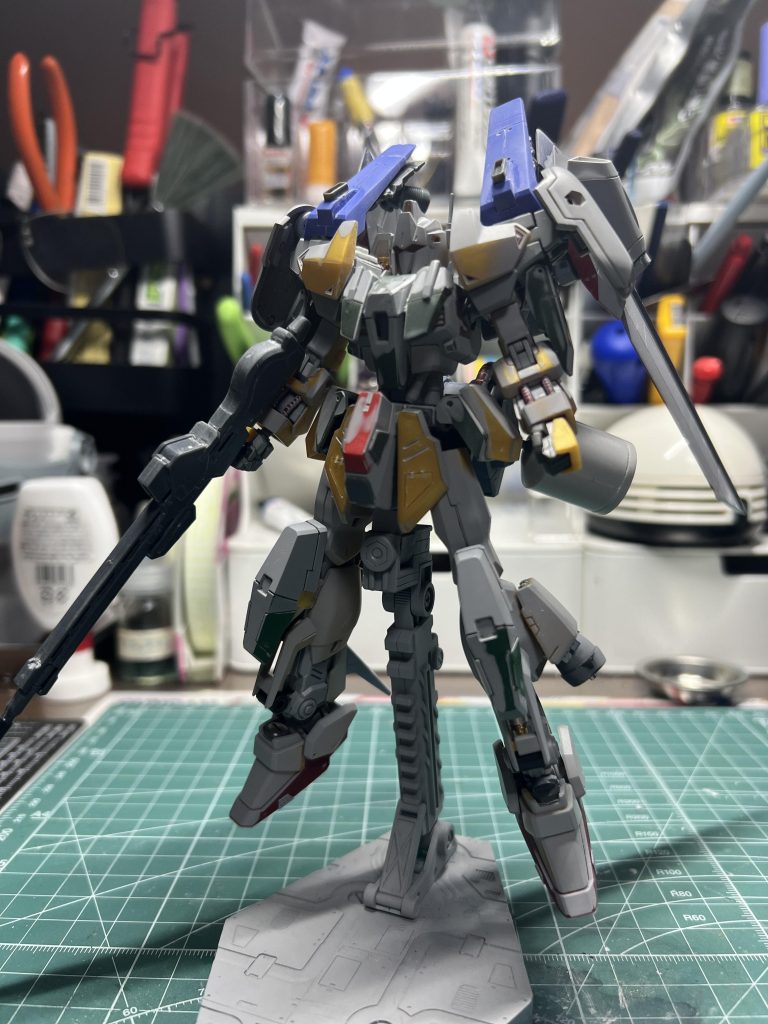 製作途中。切った貼ったするのは簡単だったんですが、そこから塗装や組むことを考えて調整する作業に手間取って気づけば半年間近く製作期間かかりました。