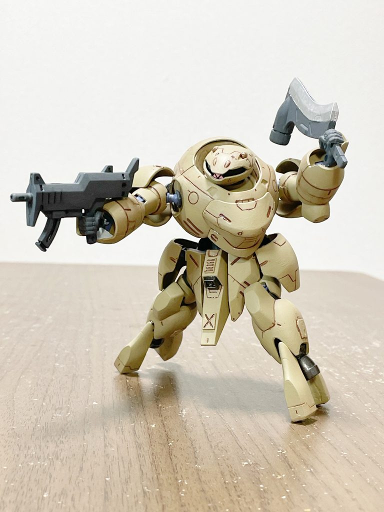 一応ブルワーズ壊滅後、ある傭兵の手に渡る→輸送船団の護衛等真っ当な仕事で稼ぐ主義ゆえブルワーズままのカラーリングではクライアントの印象が悪い→だからとりあえず手っ取り早くリペイントという適当設定が後付けしてあります😅