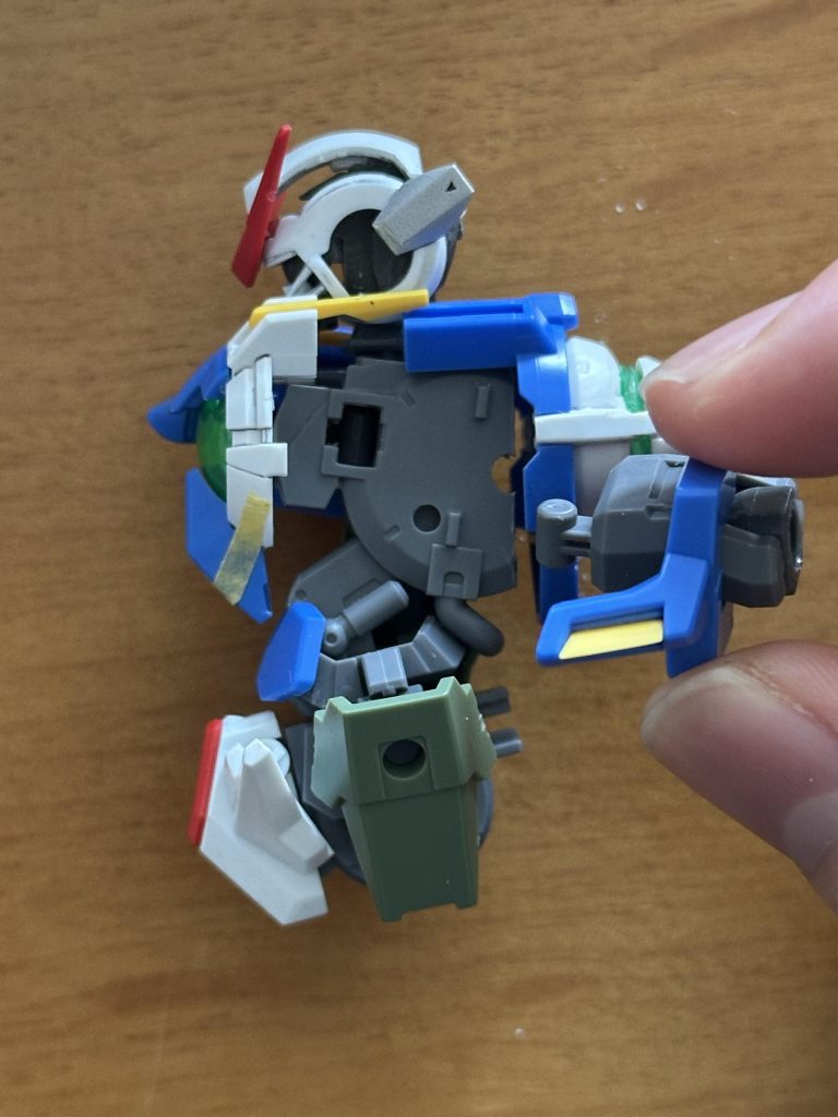 グレイズのフレームを採用したことにより、胸装甲を開くような動きができるようになりました。