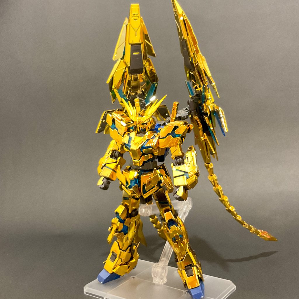 長く積んでいた理由としてメッキパーツのゲート跡の処理が面倒だなぁというのがありましたが、ギラギラがかなり強力でゲート跡が全く目立ちません。ネットで調べて補修のためのグッズも買い揃えていたのですが使いませんでした。大らかなのはいいことです。